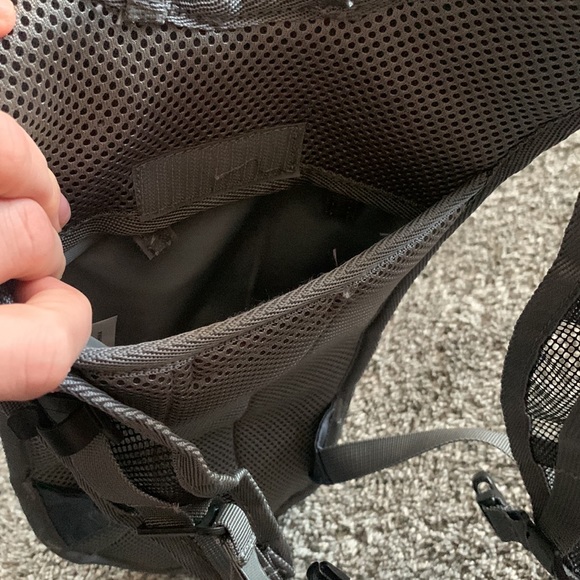 Topi Hydration Pack Green Backpack Polyester 2L - Picture 3 of 4